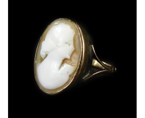 A cameo dress ring, with single cameo, of lady looking right, in rub over setting, 1.8cm x 1.4cm, V shaped shoulders, yellow 