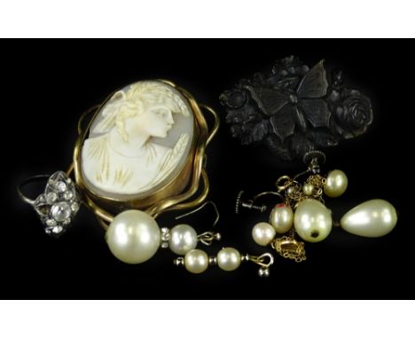 A small selection of jewellery, to include a cameo brooch of lady looking right in gilt metal frame (AF), a carved jet butter