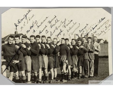 Sunderland 1929-30 excellent autographed original b&amp;w photograph in ink in light part of image by 15 players in line at t