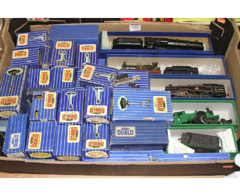 One tray of mixed Hornby Dublo and 00 scale lineside accessories and locomotives to include ES6 colour light signals, housed 