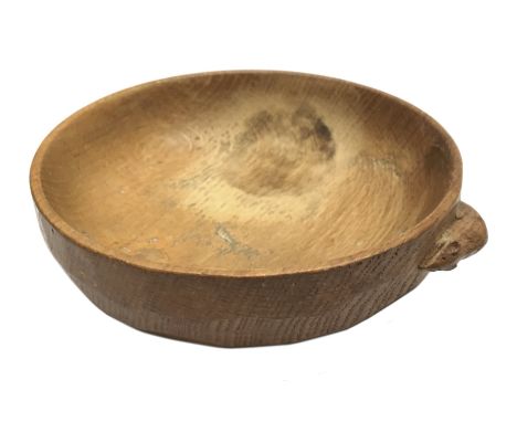 'Mouseman' small oak nut bowl by Robert Thompson of Kilburn, D16cm - Condition Report 