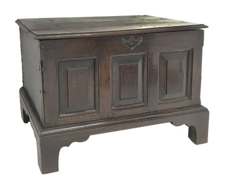 18th century oak coffer bach, the moulded hinged top above triple paneled front, on bracket feet, W63cm, H42cm, D36cm - Condi