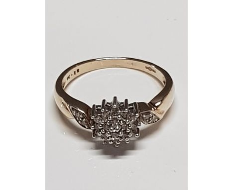 9CT YELLOW GOLD CLUSTER RING WITH DIAMOND TWIST SHOULDERS SIZE N