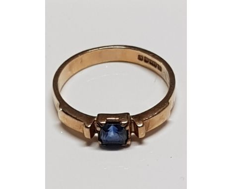 HALLMARKED 9CT GOLD RING WITH BLUE STONE SIZE K 1.79G