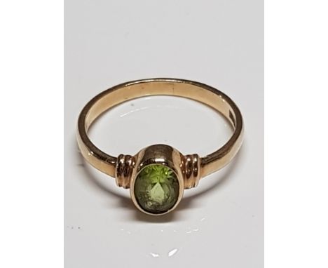 HALLMARKED 9CT GOLD AND PERIDOT RING SIZE M 1.86G