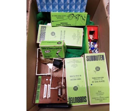 BOX OF VINTAGE SUBBUTEO PLAYERS AND GAME ACCESSORIES