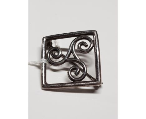 HALLMARKED SILVER CELTIC BROOCH 7G