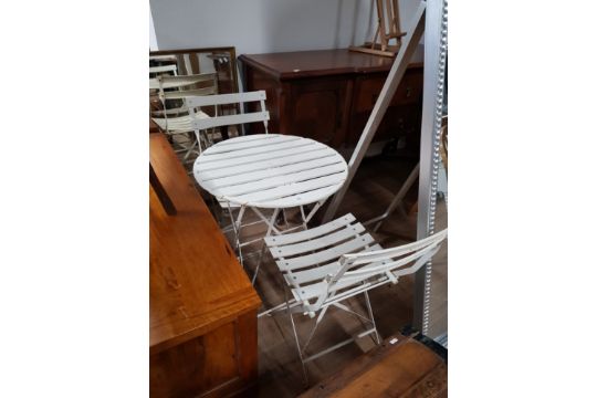 A MODERN GARDEN TABLE AND 2 CHAIRS IN WHITE