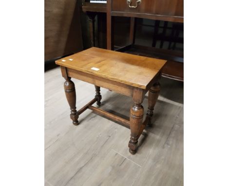 OLD CHARM STYLE LAMP TABLE