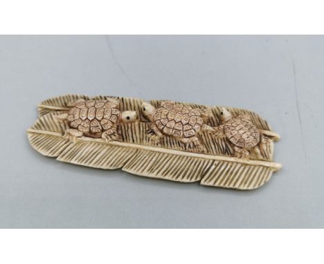 NETSUKE: 3 SCHILDKRÖTEN AUF 2 BLÄTTERN / Japanische Schnitzfigur, Asien / Japan, Horn oder Bein, mit ungedeuteter Signatur. V