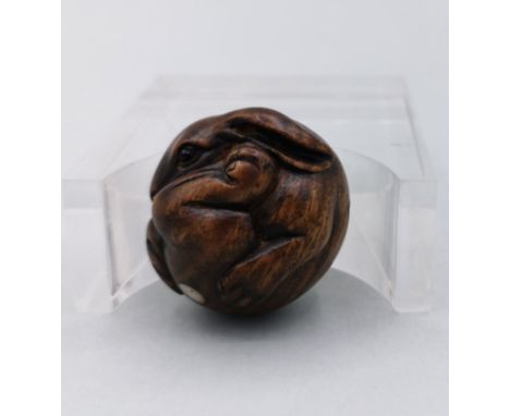 NETSUKE: HASE / Japanische Schnitzfigur, Asien / Japan, Buchsbaum, mit ungedeuteter Signatur. Vollplastische Darstellung eine