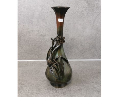 VASE MIT NARZISSEN, China, Bronze, grün und braun patiniert, unter dem Stand gemarkt mit quadratischer Schriftkartusche. Kann