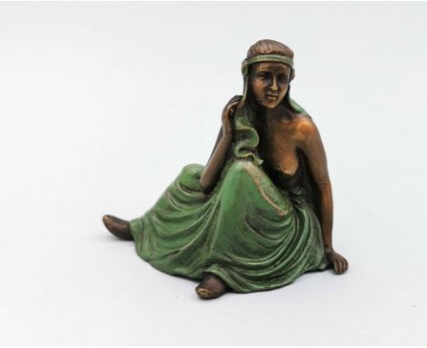 EROTISCHE SKULPTUR: "Sitzende Nubierin", Wiener Bronze, hellbraun bis goldfarben patiniert und mit Kaltmalerei in Grün und Ro