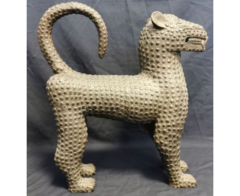TIERSKULPTUR: "Leopard", Bronze - Gelbguss, hellbraun patiniert, 2. Hälfte 20. Jh.; stehende Raubkatze im Stile des Königreic