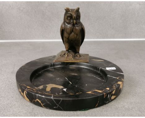 FIGÜRLICHE SCHALE "EULE" / VISITENKARTENSCHALE, Bronze und Marmor, um 1900. Runde Marmorschale mit leicht aus dem Zentrum ver