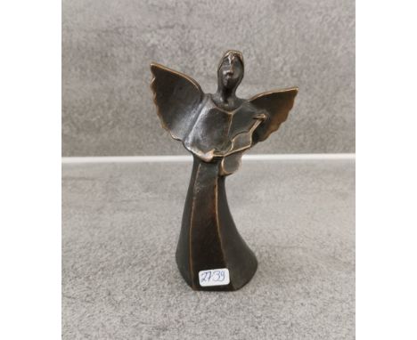SKULPTUR: "Musizierender Engel" in stilisierten Formen, Bronze, braun patiniert mit polierten goldfarbenen Partien. H. 14 x B