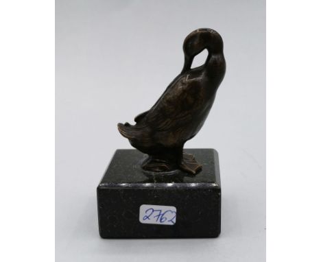 ANIMALIER / TIERBILDHAUER DES 20./21. JH., Skulptur: "Gans", Bronze, hellbraun patiniert, auf Marmorpostament. Naturalistisch
