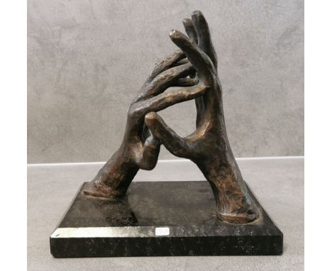 BILDHAUER DES 20./21. JH., Skulptur: "sich verschränkende Hände", Bronze, braun patiniert mit grünen Akzentuierungen, montier