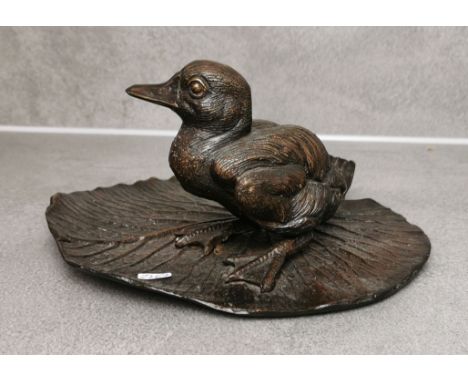 ANIMALIER / TIERBILDHAUER des 20./21. JH., Skulptur: "Entenküken auf einem Seerosenblatt", Bronze, dunkelbraun patiniert. Nat