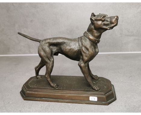 ANIMALIER / TIERBILDHAUER DES 19.//20. JH., Skulptur: "Dogge", Bronze, braun patiniert, um 1900. Auf oblongem, oktagonalem un