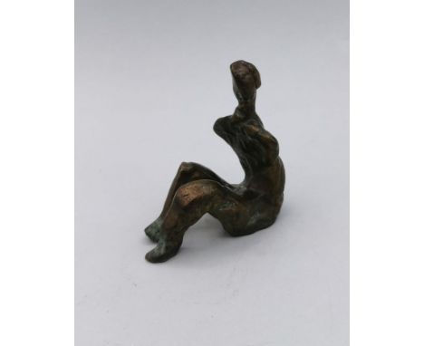 TESCHLADE, HUBERT (Münster i. W. 1921-2014 ebd.), Kleine Skulptur: "Sitzender", Bronze, hellbraun patiniert mit grünen Akzent