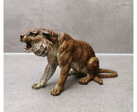 WIENER BRONZE: "Tiger", Bronze, 20. Jh., naturalistisch gearbeiteter sitzender und fauchender Tiger mit detailreicher Fellzei