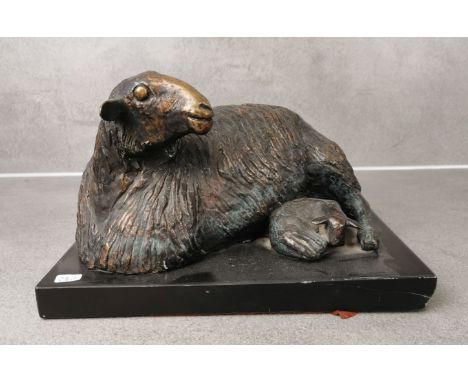 ANIMALIER / TIERBILDHAUER DES 19./20. JH., Skulptur: "Liegendes Schaft mit seinem Lamm", Bronze, braun patiniert mit hellbrau