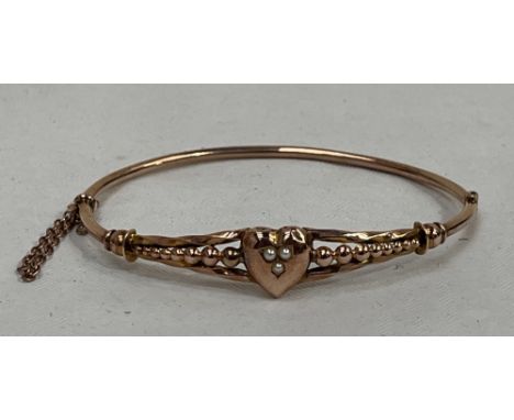 A 9ct bangle set with three split pearls. 5g.
