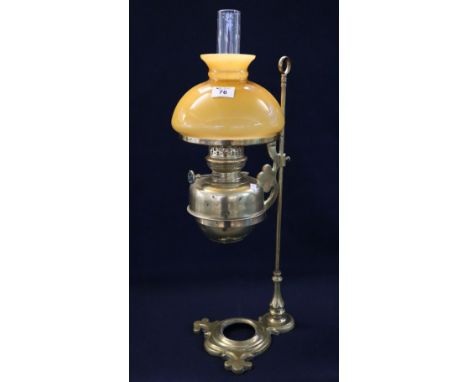 Brass oil lamp with brass reservoir and adjustable brass stand, coloured glass shade and clear chimney. (B.P. 24% incl. VAT)