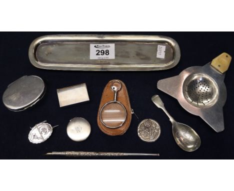 Bag of assorted white metal and odd silver items to include; tea strainer, magnifying glass, pen tray, pen, caddy spoon etc. 