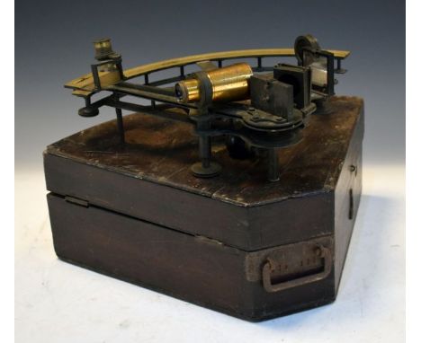 19th Century ships sextant, apparently anonymous, with brass outer scale and coloured lenses with accessories in fan shaped m