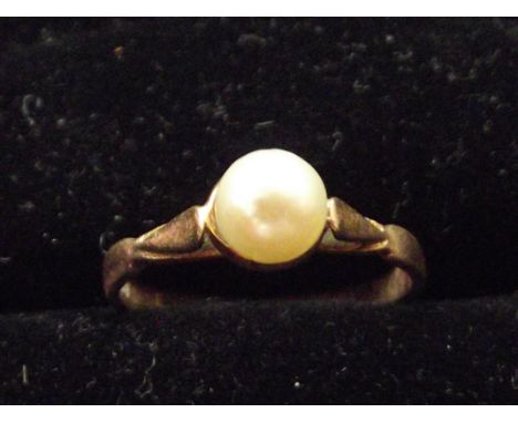 9ct gold ring set with single pearl Size K.5