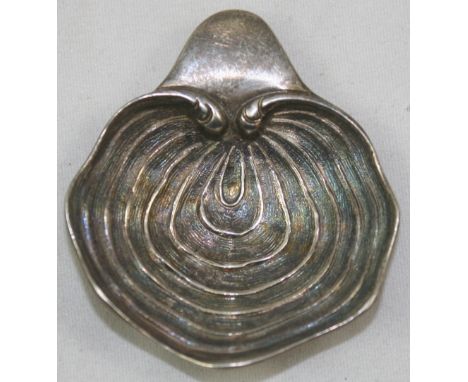 A Victorian silver cast novelty caddy spoon, Birmingham 1895, in the form of a shell, length 5 cm, weight 0.5 oz.