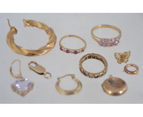 A collection of 9ct gold scrap jewellery to include two hallmarked 9ct gold rings one an amethyst and diamond ring with one m