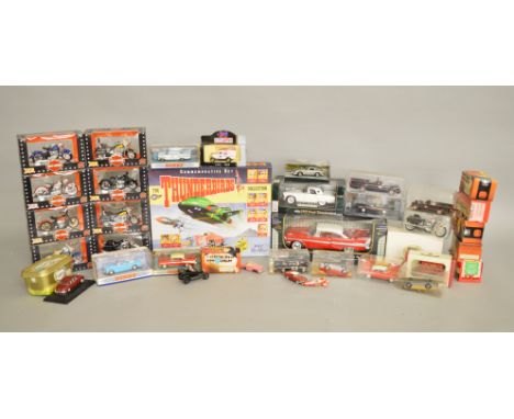 A mixed group of vintage and modern diecast models in a variety of different scales, many of which are boxed, by Motor Max, M