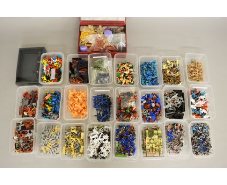 A large quantity of plastic toy soldiers by various manufacturers, unpainted and in various scales. 