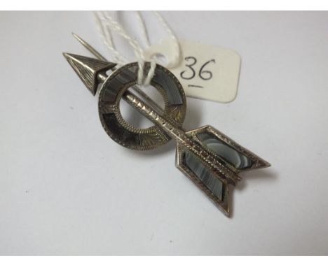 An agate set arrow brooch 5.5cm long    