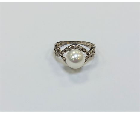 A silver pearl dress ring, size T