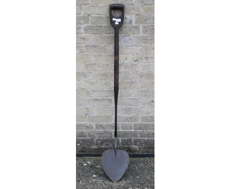 A vintage turfing spade. 136 cm high.