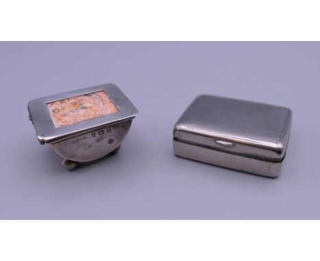 A silver stamp box and a pill box. The former 3 cm wide.