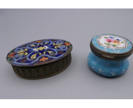 Two enamel patch boxes. The largest 6 cm wide.