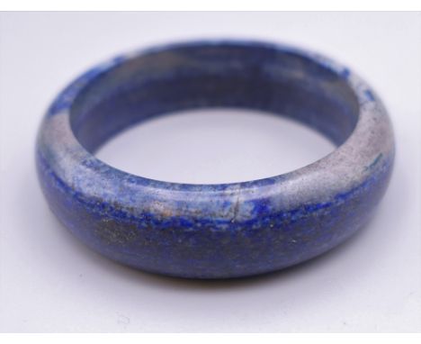 A lapis lazuli bangle. 7 cm external diameter.