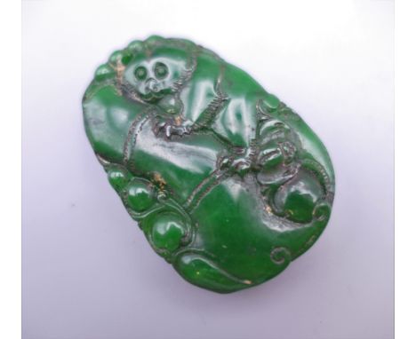 A carved jade pendant. 5.5 cm high.