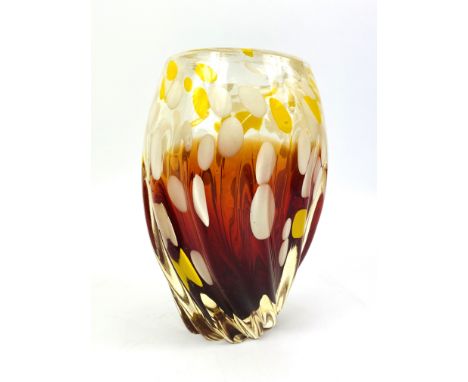 Red art glass vase, signed to base Kosta V. Lindstrand, 7749, 18cms. Estimate £20-40.
