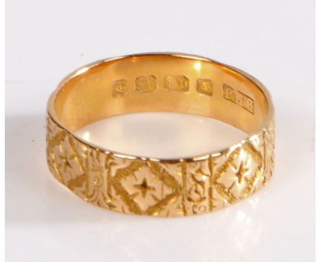 18 carat gold ring with stylised foliate engraved decoration, ring size R, 3.4g