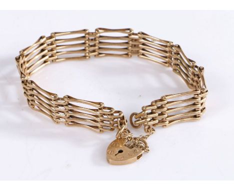 9 carat gold gate link bracelet, with heart form clasp, 14.8g