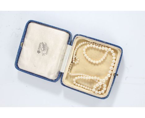 Single strand graduated pearl necklace with 9 carat gold clasp, 50cm long