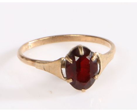 9 carat gold ring, set with an oval garnet, ring size L, 1.3g