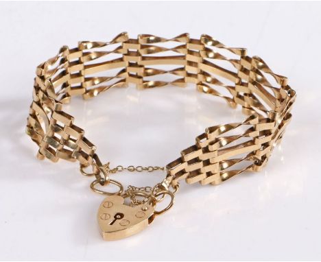 9 carat gold gate link bracelet, with heart form clasp, 11.5g