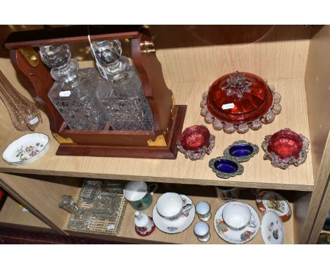 A QUANTITY OF CERAMICS AND GLASS WARE, to include a tantalus with two square decanters, a pair of clear glass vases of hexago